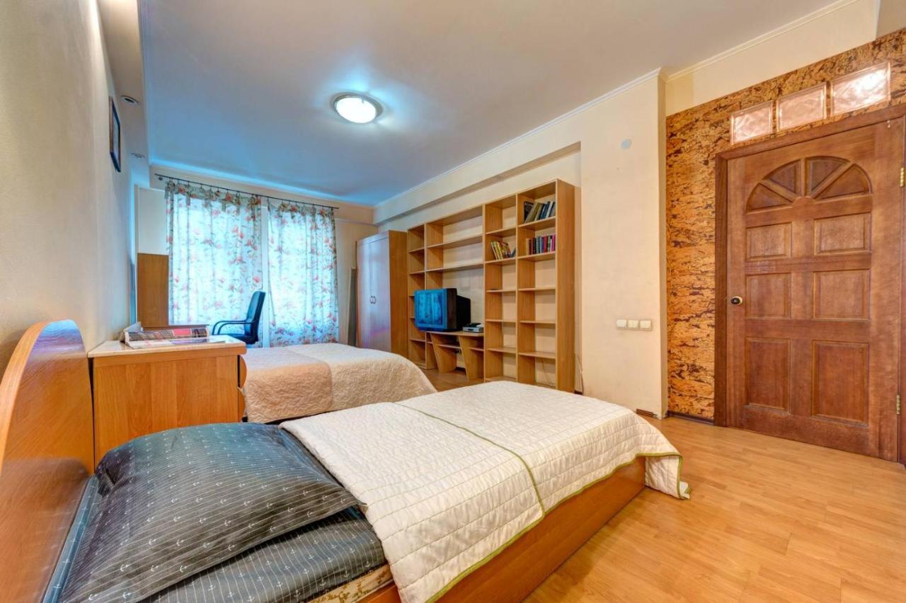 Three-Room Apartment Near Ocean Plaza Kyiv Exterior photo
